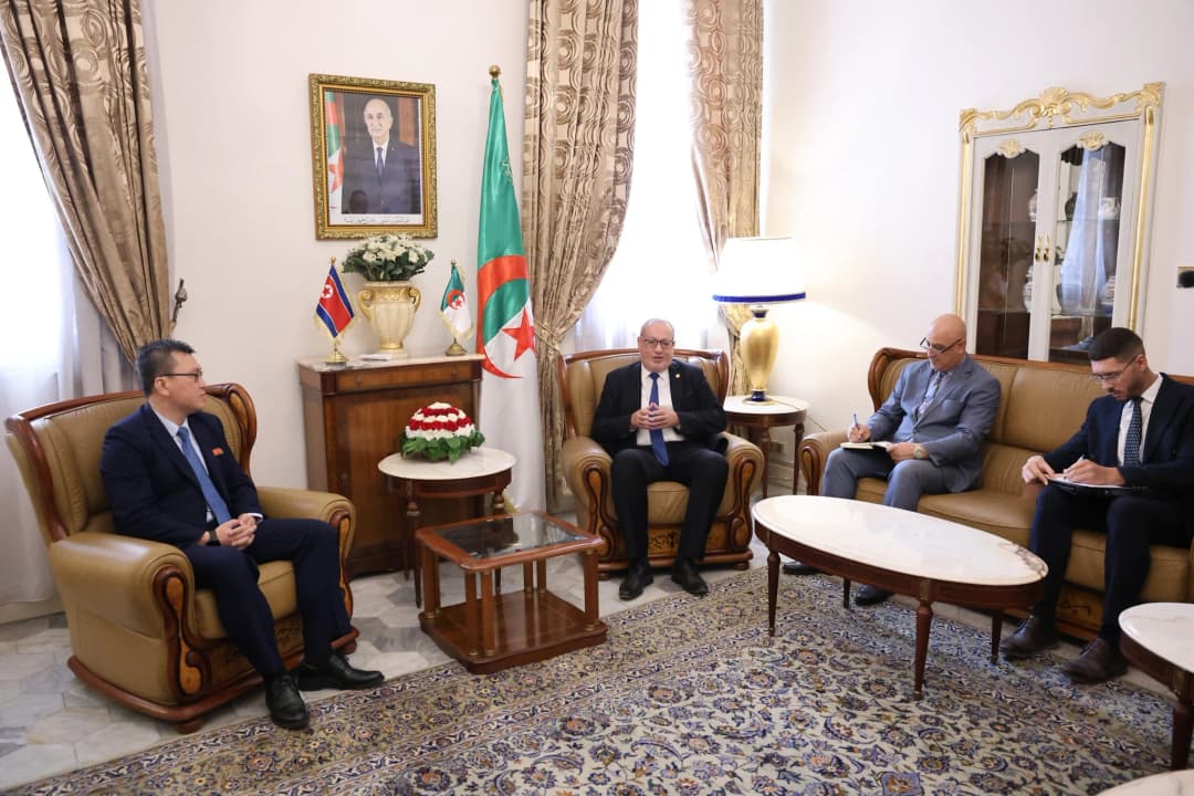 السيد عمر دادي عدون، رئيس لجنة الشؤون الخارجية والتعاون الدولي والجالية الوطنية بالخارج، يستقبل سعادة السيد Choe IL GWANG ، القائم بالأعمال بالنيابة بسفارة جمهورية كوريا الديمقراطية الشعبية 