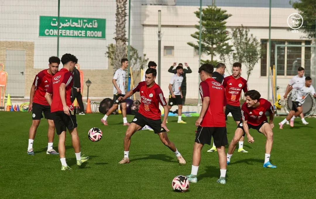  المنتخب الوطني يواصل تحضيراته بالجزائر 