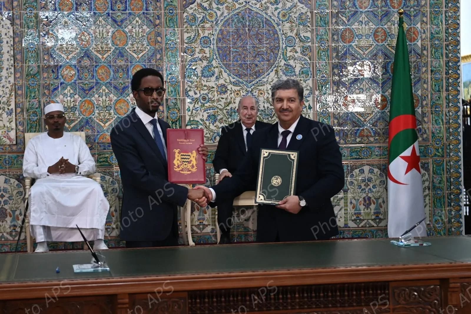 رئيس الجمهورية يشرف رفقة نظيره التشادي على مراسم التوقيع على اتفاقيات ومذكرات تفاهم للتعاون الثنائي