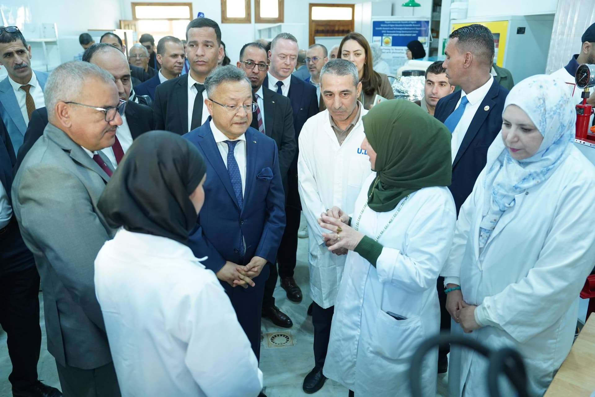 وزير التعليم العالي و البحث العلمي يزور وحدة تنمية الأجهزة الشمسية ببواسماعيل