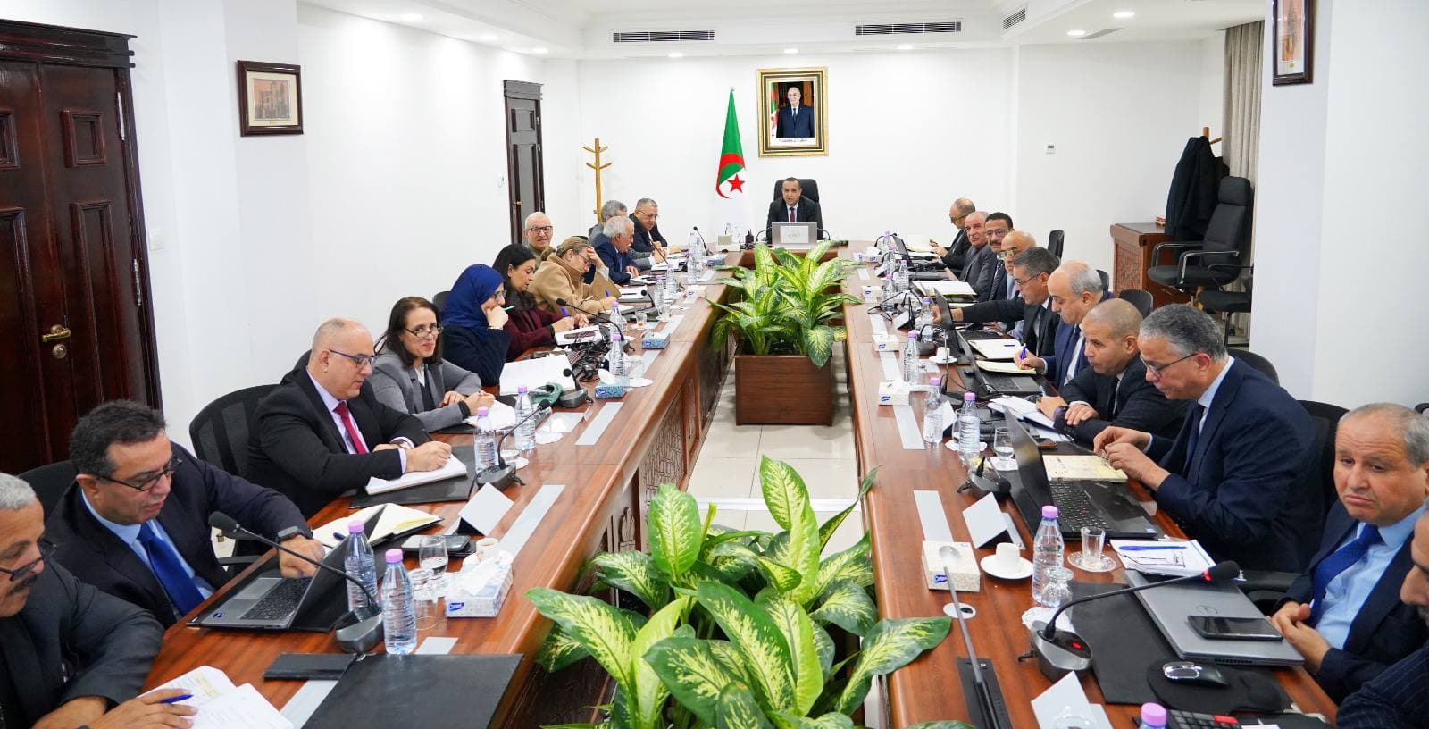  "عجال يترأس اجتماعا لمتابعة مشاريع "سونلغاز 