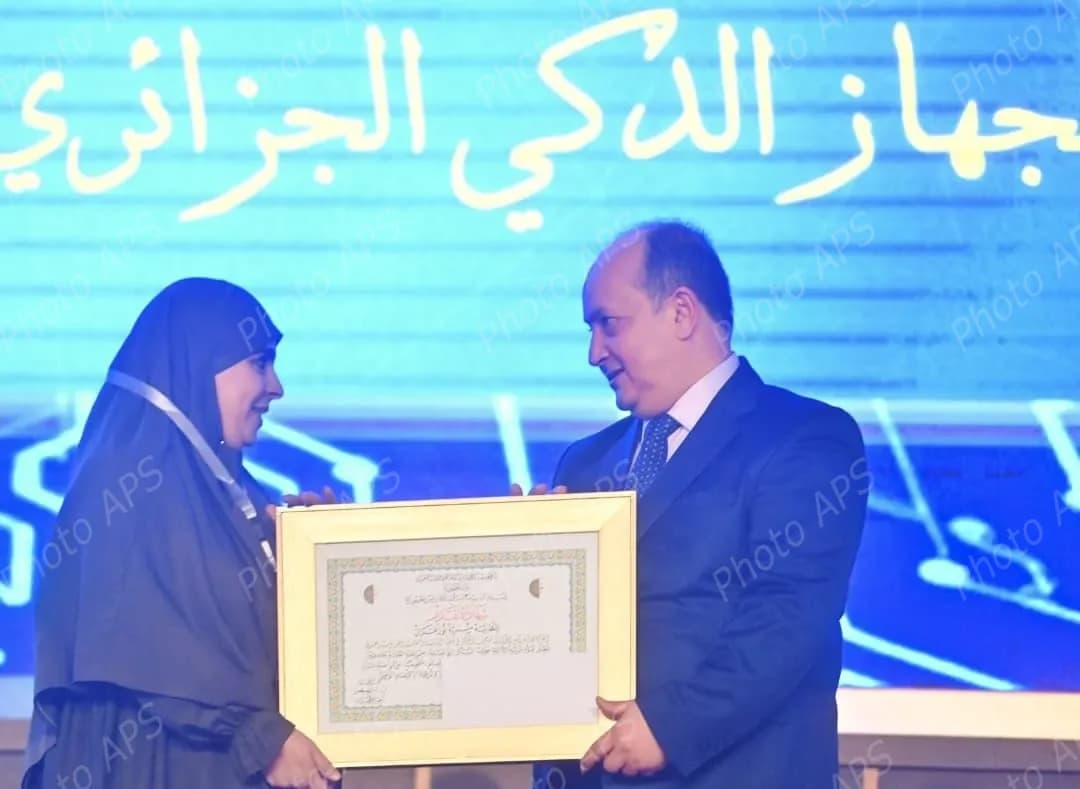 بتكليف من رئيس الجمهورية, الوزير الأول يشرف على حفل تسليم جائزة رئيس الجمهورية للباحث المبتكر