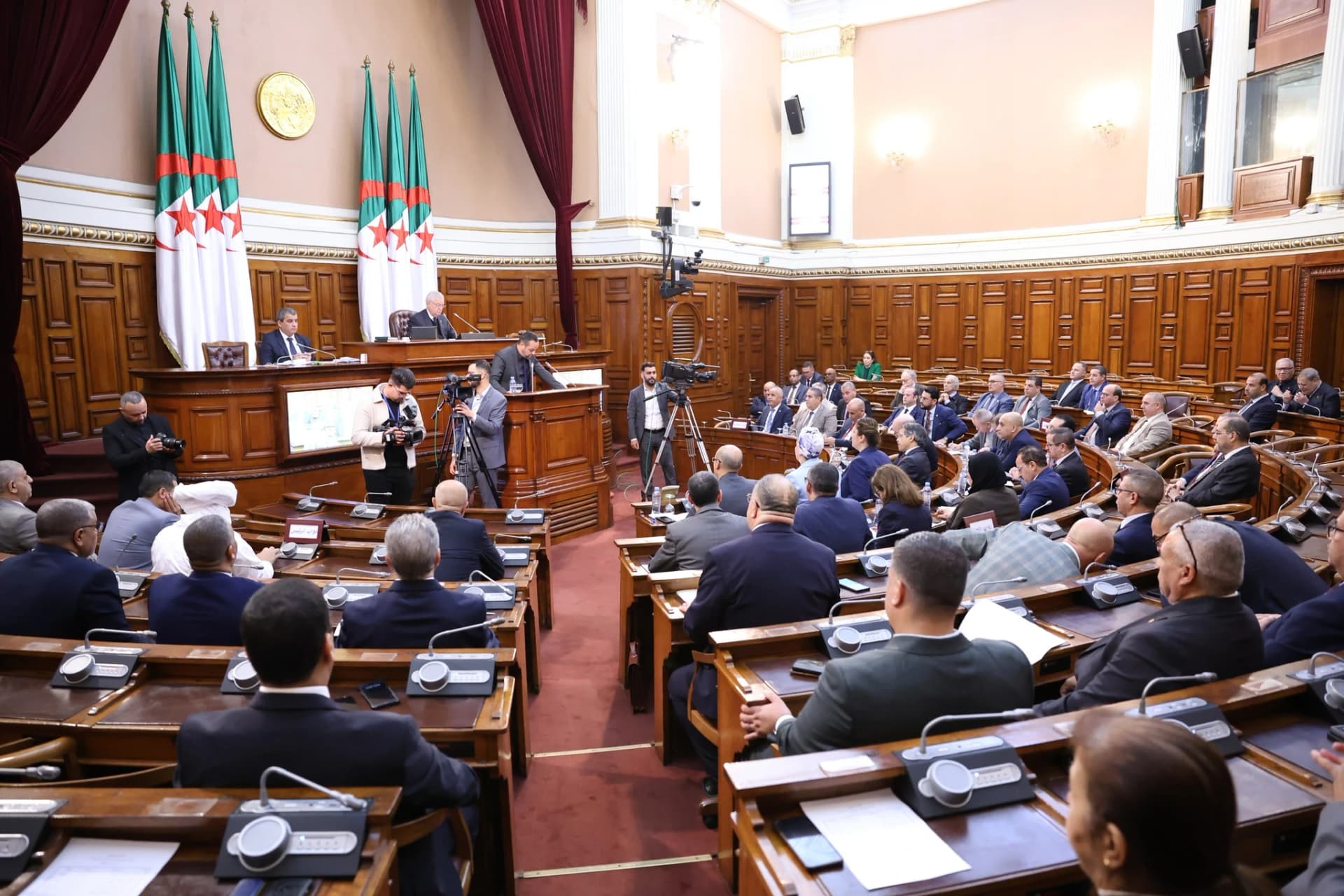 المجموعات البرلمانية تبرز تدابير دعم الاستثمار في نص قانون المالية 2026