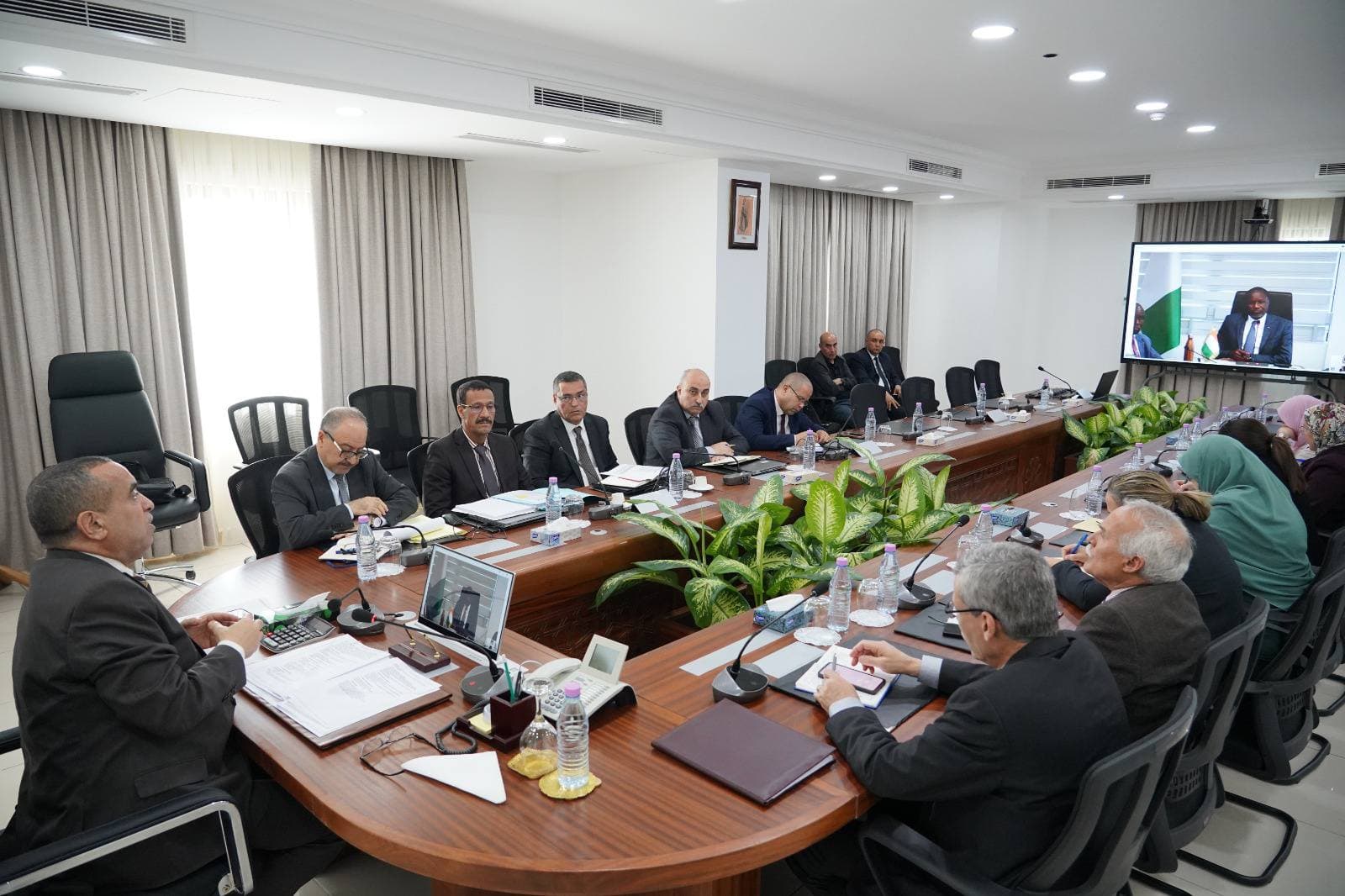 السيد عجال يبحث سبل تعزيز التعاون مع نظيره الايفواري