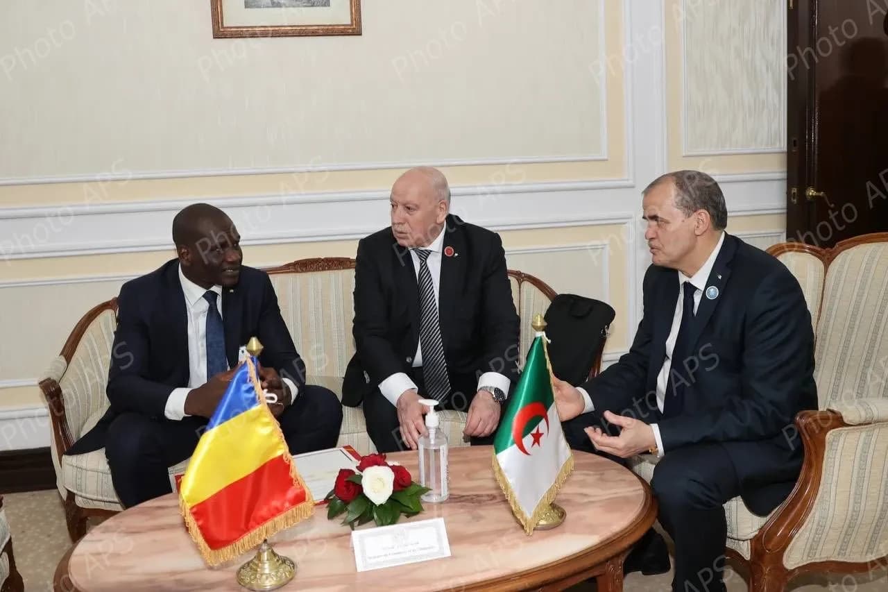 محادثات ثنائية بين أعضاء الوفدين الجزائري والتشادي 