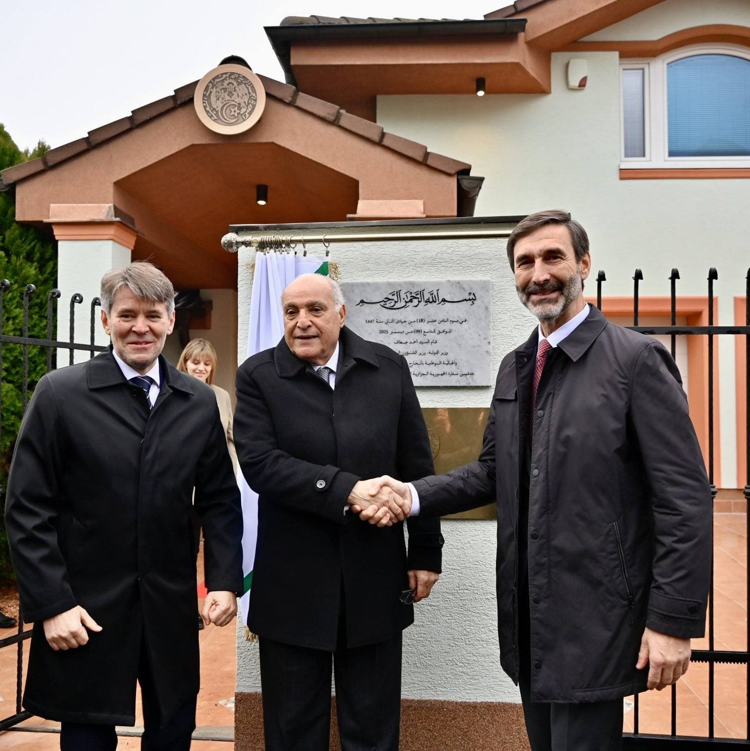 عطاف يشرف على مراسم التدشين الرسمي لمقر سفارة الجزائر ببراتسلافا