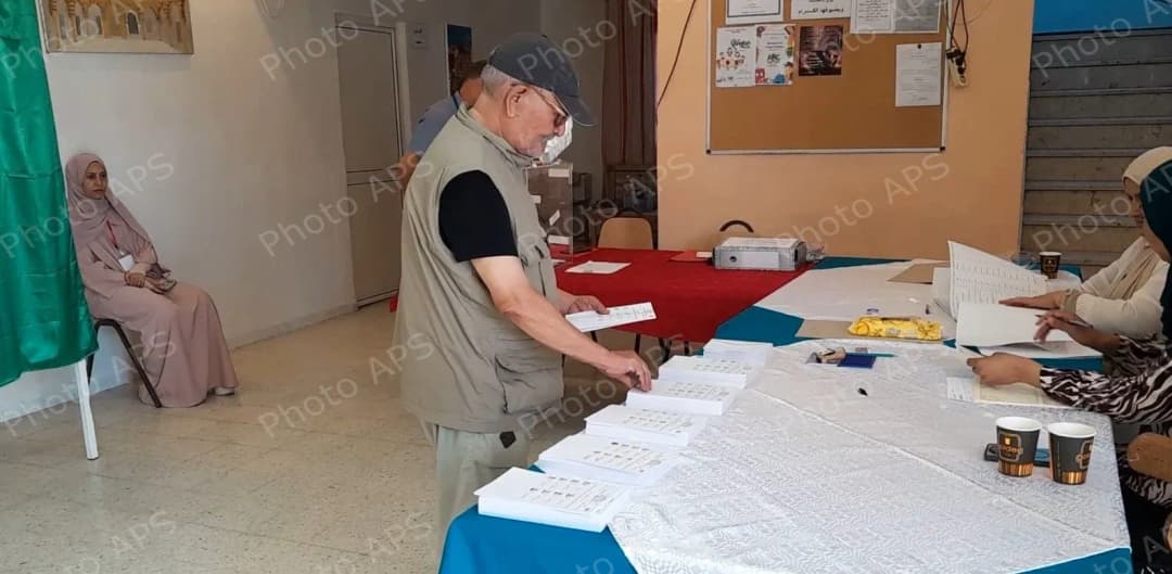 الجالية الجزائرية في تونس تجدد تعلقها بالوطن من خلال حرصها على التصويت
