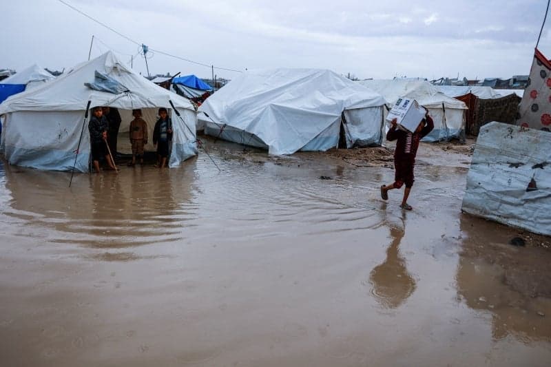 الدفاع المدني في غزة: الأمطار تغمر 90 بالمائة من مراكز الإيواء والخيام  في القطاع 