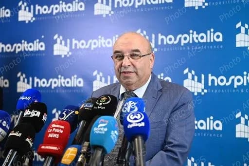 الوزير وسيم قودري خلال إشرافه على افتتاح الطبعة الثالثة لصالون  المؤسسات الصحية و خدماتها "هوسبيتاليا إكسبو" 