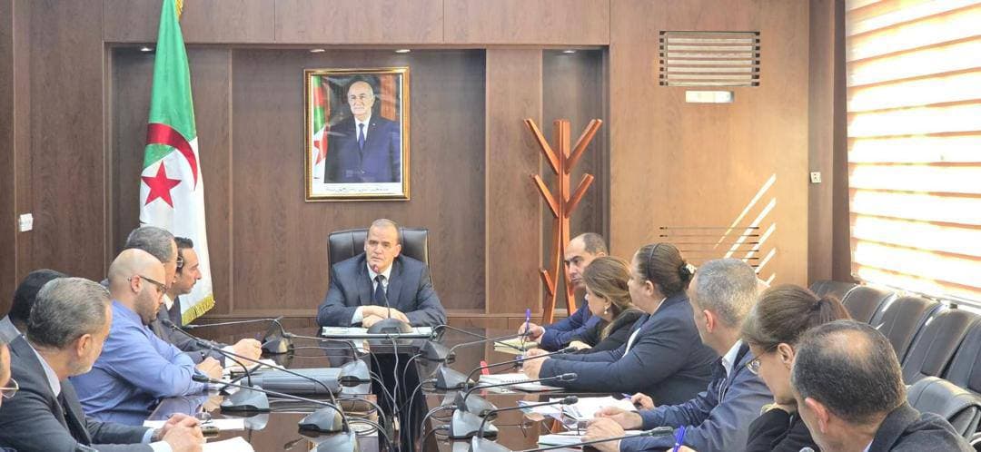 رزيق يترأس اجتماع عمل مع منتجي ومستوردي المستلزمات المدرسية