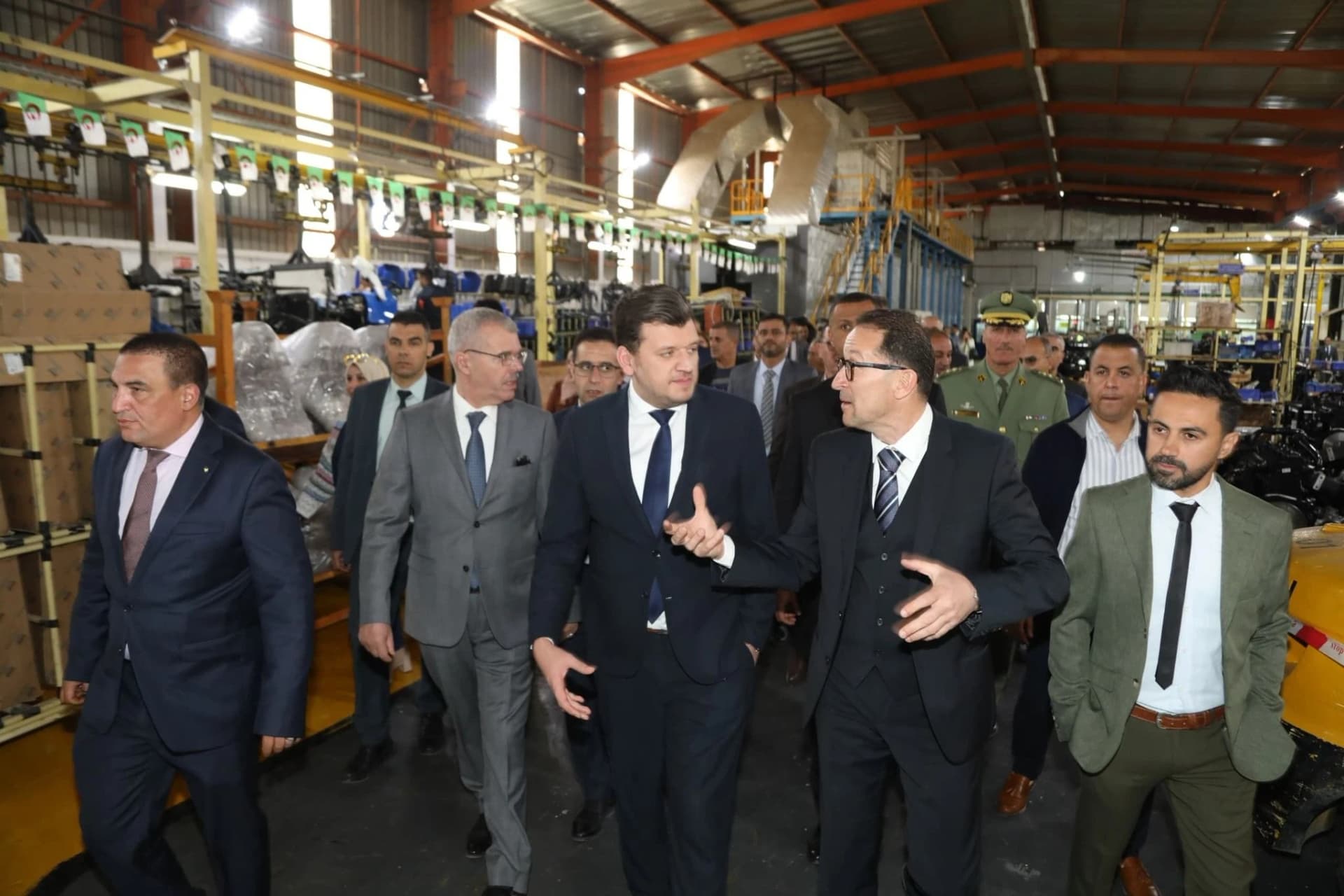  وزير الفلاحة يشرف على مراسم توقيع اتفاقية شراكة لاقتناء عتاد 