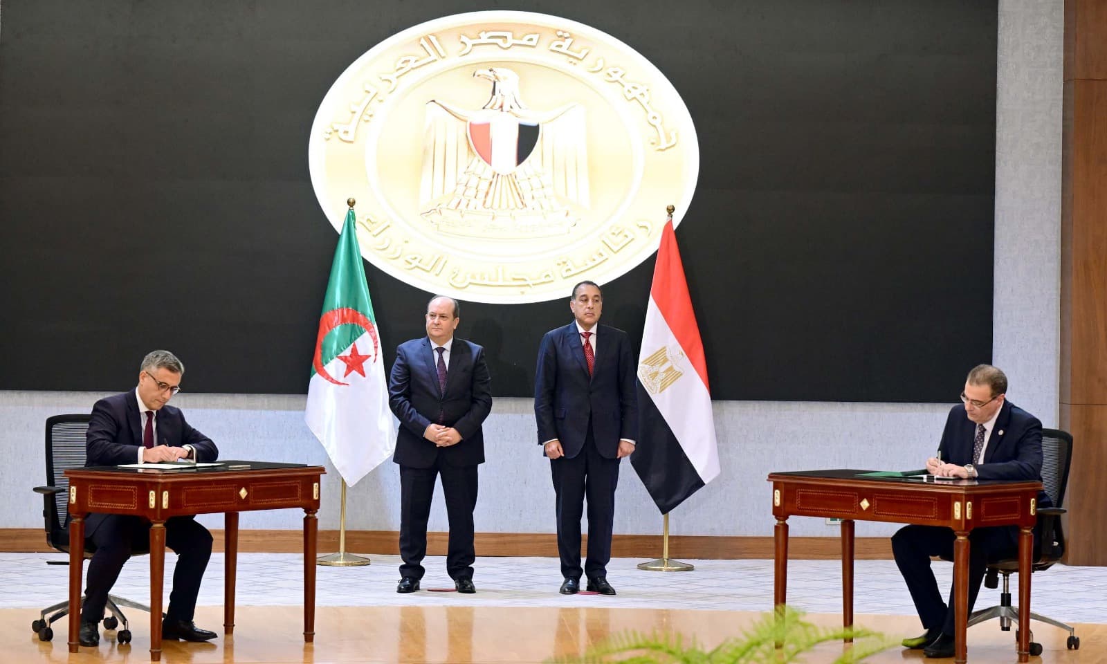 الدورة التاسعة للجنة العليا الجزائرية-المصرية تتوج بالتوقيع على عدد من الاتفاقات ومذكرات التفاهم وبرامج التعاون  