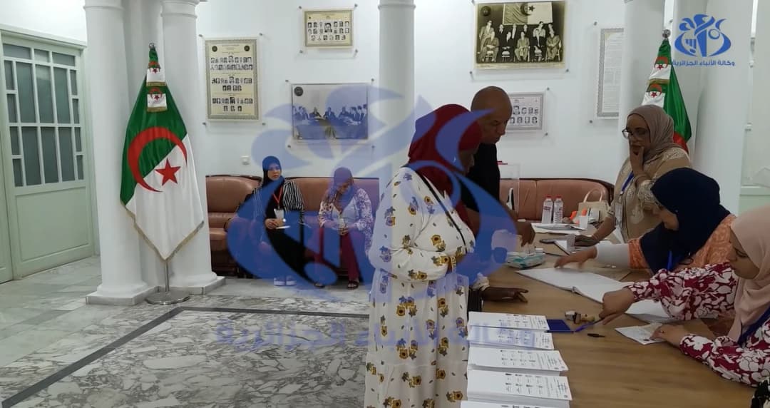 توافد معتبر لأفراد الجالية الوطنية بتونس على مكاتب الاقتراع