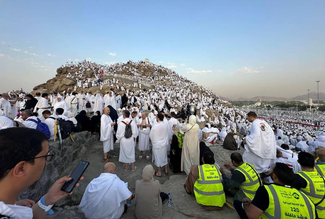 حجاج بيت الله الحرام يقفون على صعيد عرفة لأداء الركن الأعظم للحج