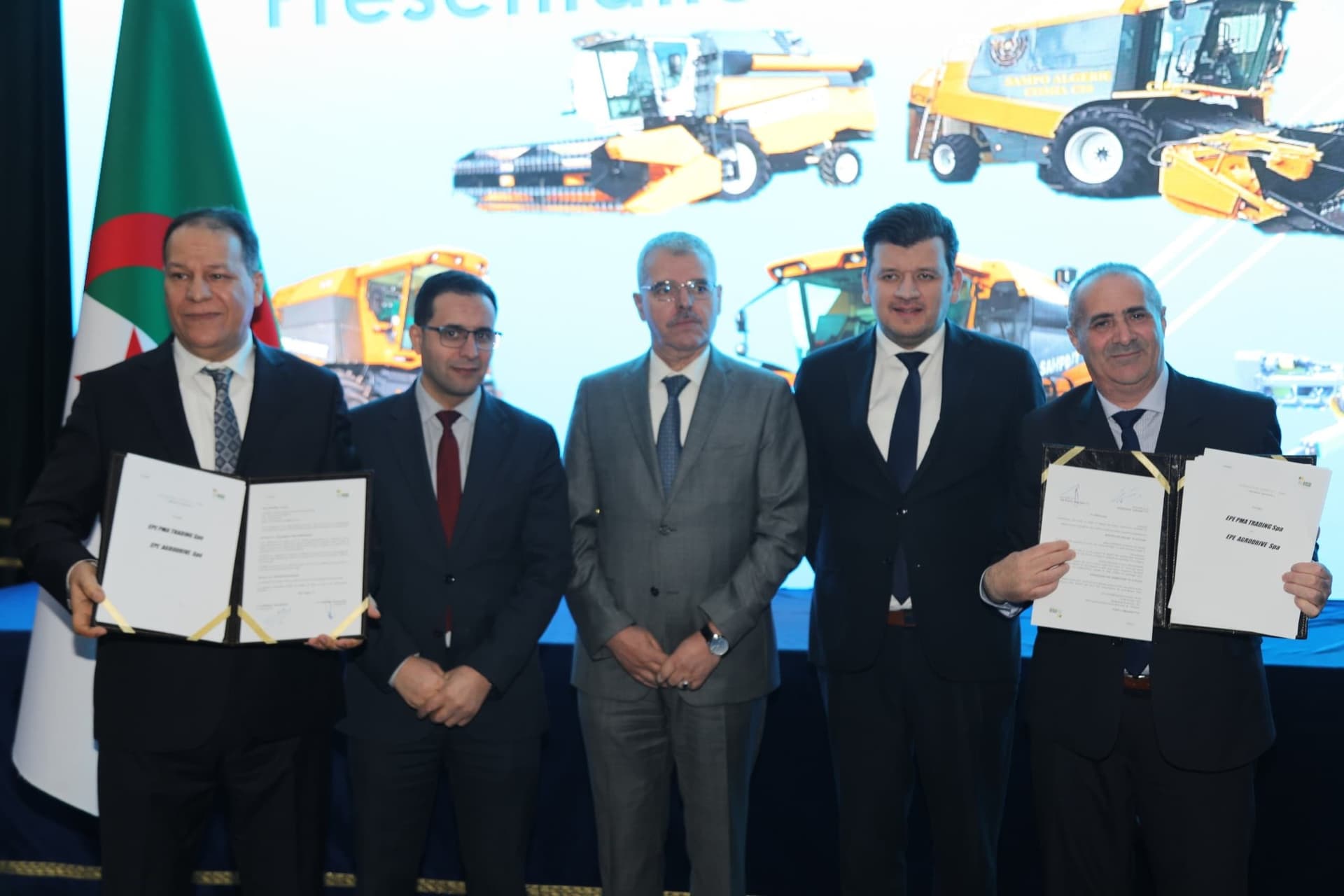  وزير الفلاحة يشرف على مراسم توقيع اتفاقية شراكة لاقتناء عتاد 