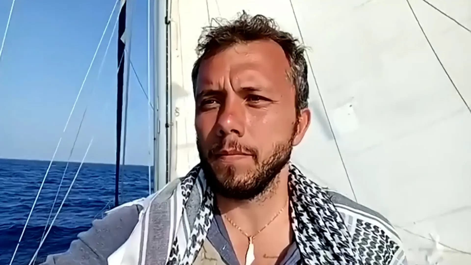  الناشط البرازيلي من "أسطول الصمود العالمي" يعود إلى بلاده و يؤكد تعرضه للتعذيب و لانتهاكات