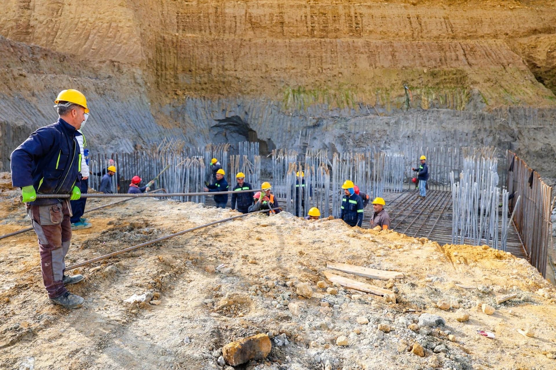 رابحي يتفقد أشغال الشطر الثاني لمشروع الطريق السريع بين مركب "محمد بوضياف" وبلدية خرايسية