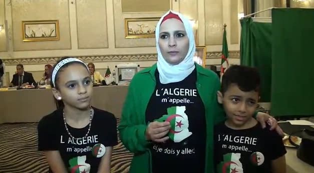 العائلات الجزائرية بمصر تصطحب أطفالها إلى مكتب التصويت لتعزيز الارتباط بالوطن