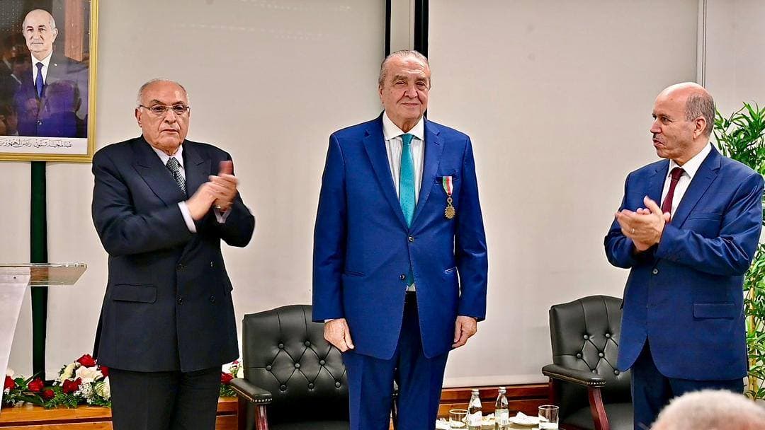 عطاف يشرف على مراسم توشيح بن جامع بوسام بدرجة عشير من مصف الاستحقاق الوطني