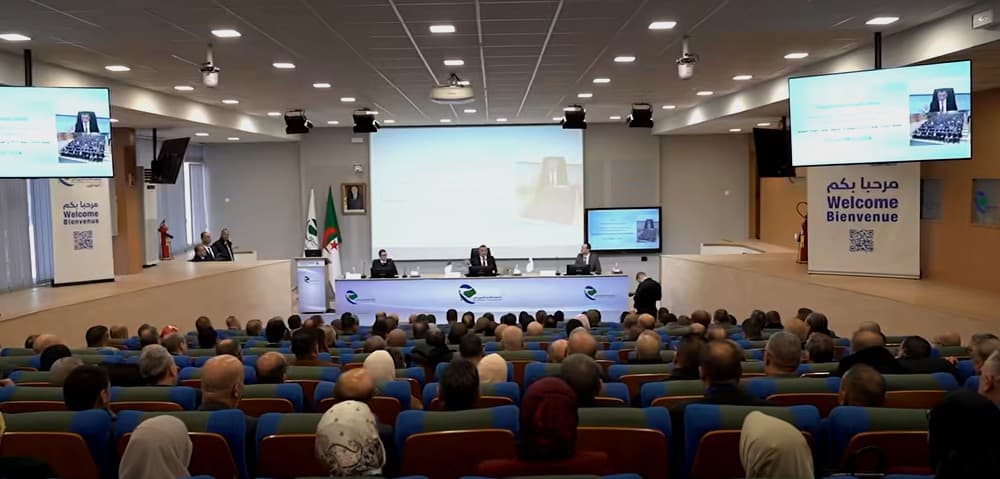 وزير البريد والمواصلات السلكية واللاسلكية يعقد لقاء تنسيقيا مع المسؤولين المحليين للقطاع