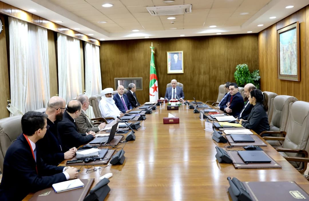 رئيس المجلس الشعبي الوطني يشرف على عرض تقني لتطبيق يعتمد على الذكاء الاصطناعي لتحويل الفيديو إلى نص