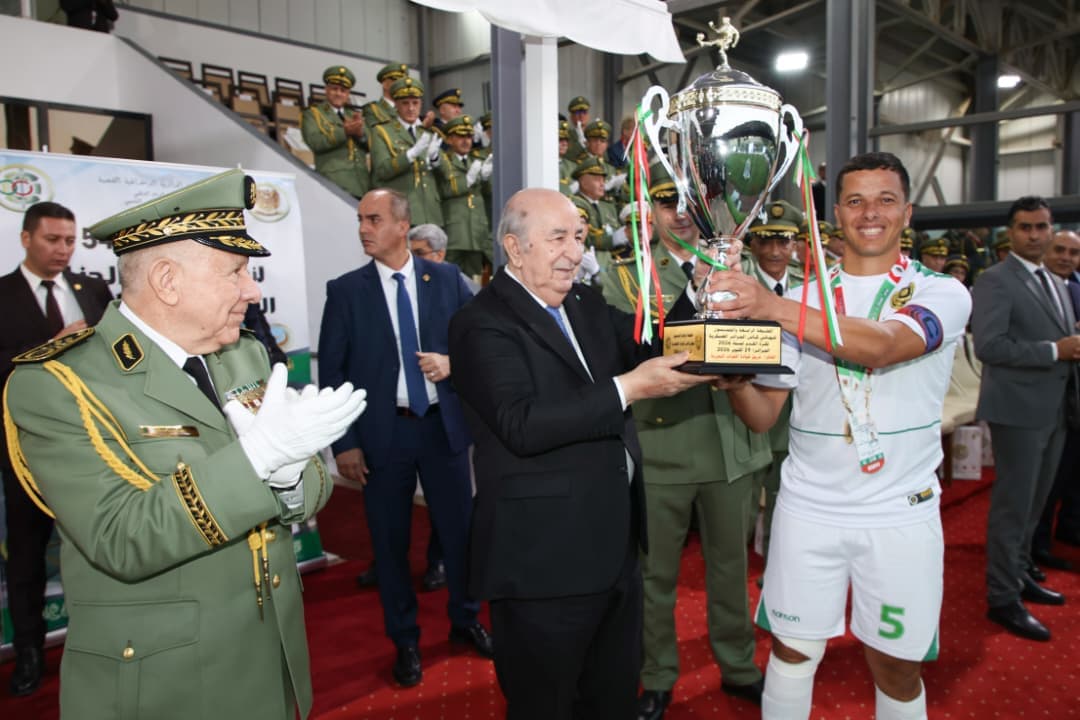 رئيس الجمهورية يشرف على مراسم الطبعة الرابعة والخمسين لنهائي كأس الجزائر العسكرية لكرة القدم
