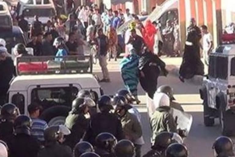 قوات الاحتلال المغربي تقمع وقفة سلمية بالعيون المحتلة