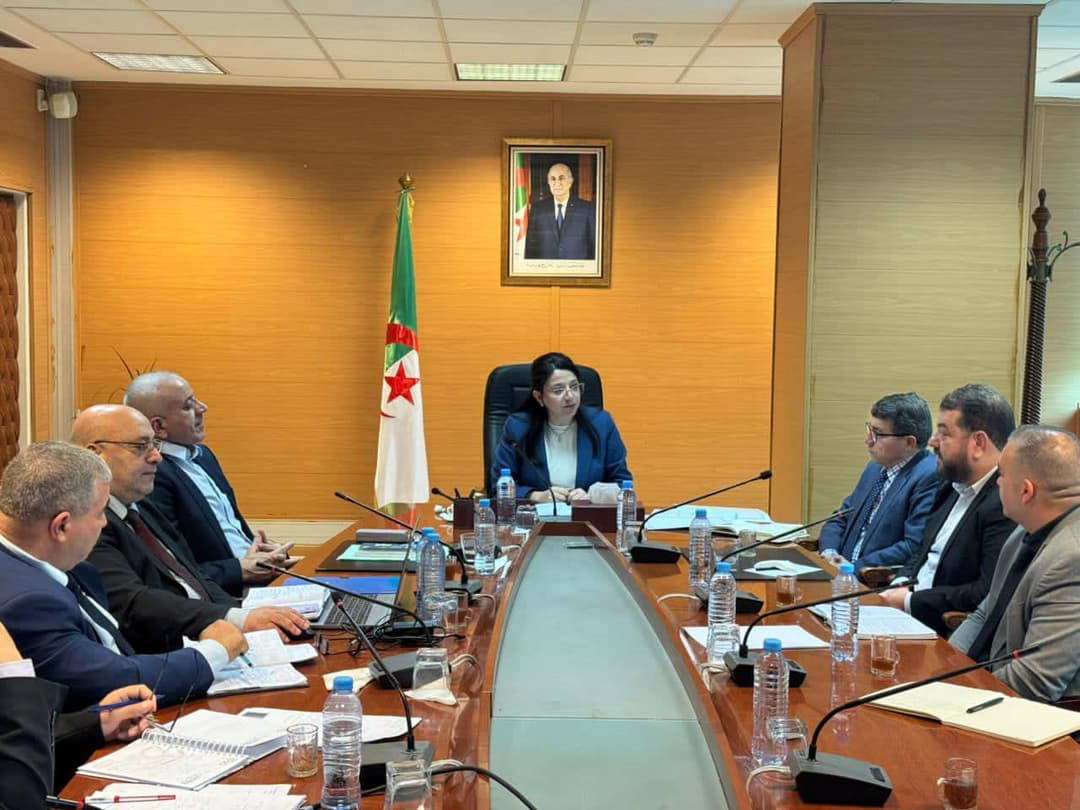 عبد اللطيف تترأس اجتماعا مع ممثلي أصحاب المقاهي والحماصين