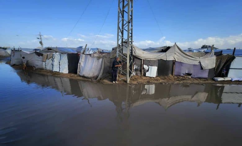 فلسطين: الأمطار الغزيرة تفاقم معاناة النازحين وتغرق خيامهم