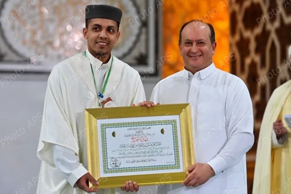 الوزير الأول يشرف على تكريم الفائزين بمسابقة حفظ القرآن الكريم وإحياء التراث الإسلامي بمناسبة إحياء ليلة القدر المباركة