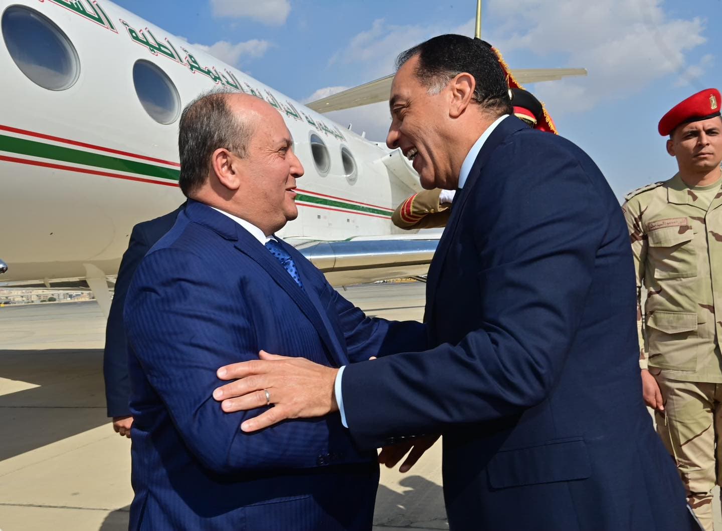 الوزير الأول يحل بمصر في زيارة رسمية