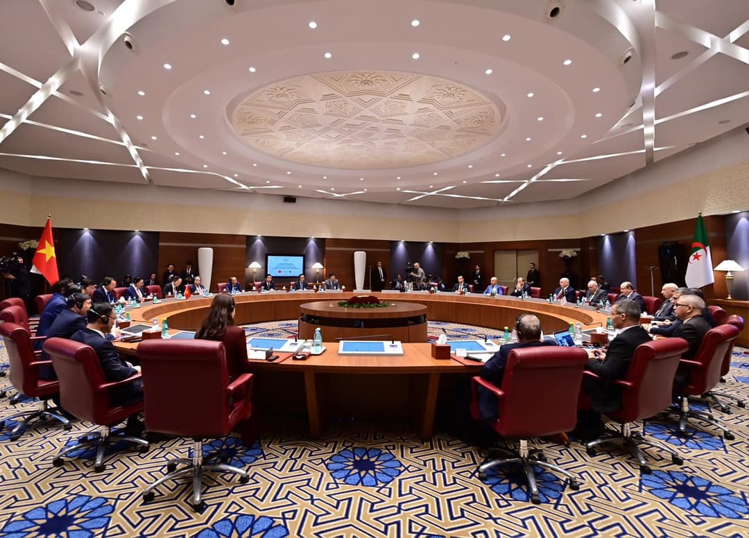 الوزير الأول يشرف على لقاء موسع مع نظيره الفيتنامي