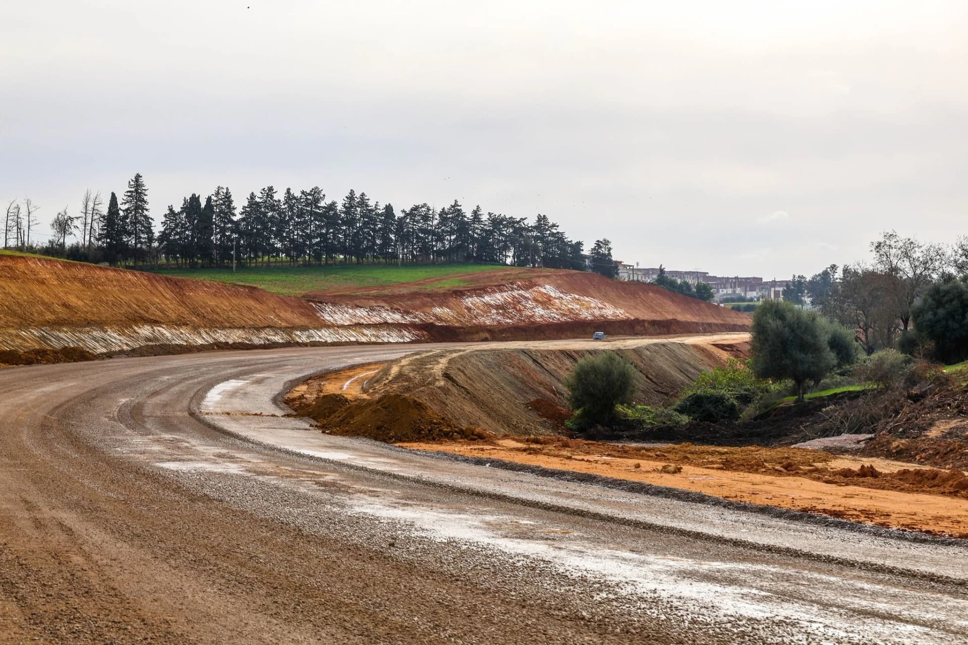 رابحي يتفقد أشغال الشطر الثاني لمشروع الطريق السريع بين مركب "محمد بوضياف" وبلدية خرايسية