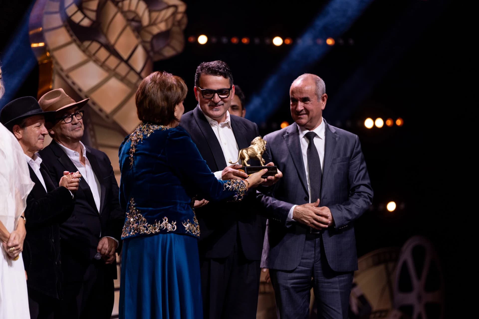 تتويج الفيلم العراقي الطويل "أناشيد آدم" بجائزة "الوهر الذهبي"