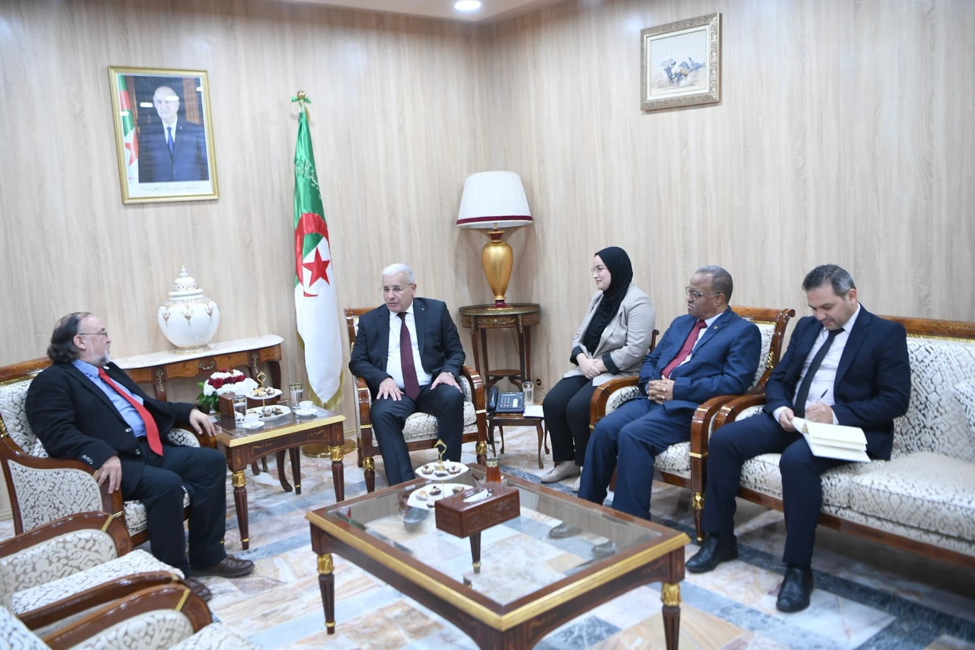 السيد بوغالي يستقبل عضو المكتب التنفيذي للجمعية الدولية لأصدقاء الثورة الجزائرية