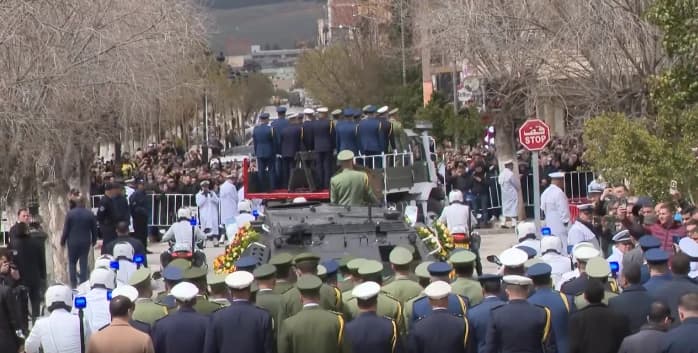نقل جثمان رئيس الجمهورية الأسبق المجاهد اليامين زروال إلى المقبرة المركزية بحي بوزوران ليوارى الثرى