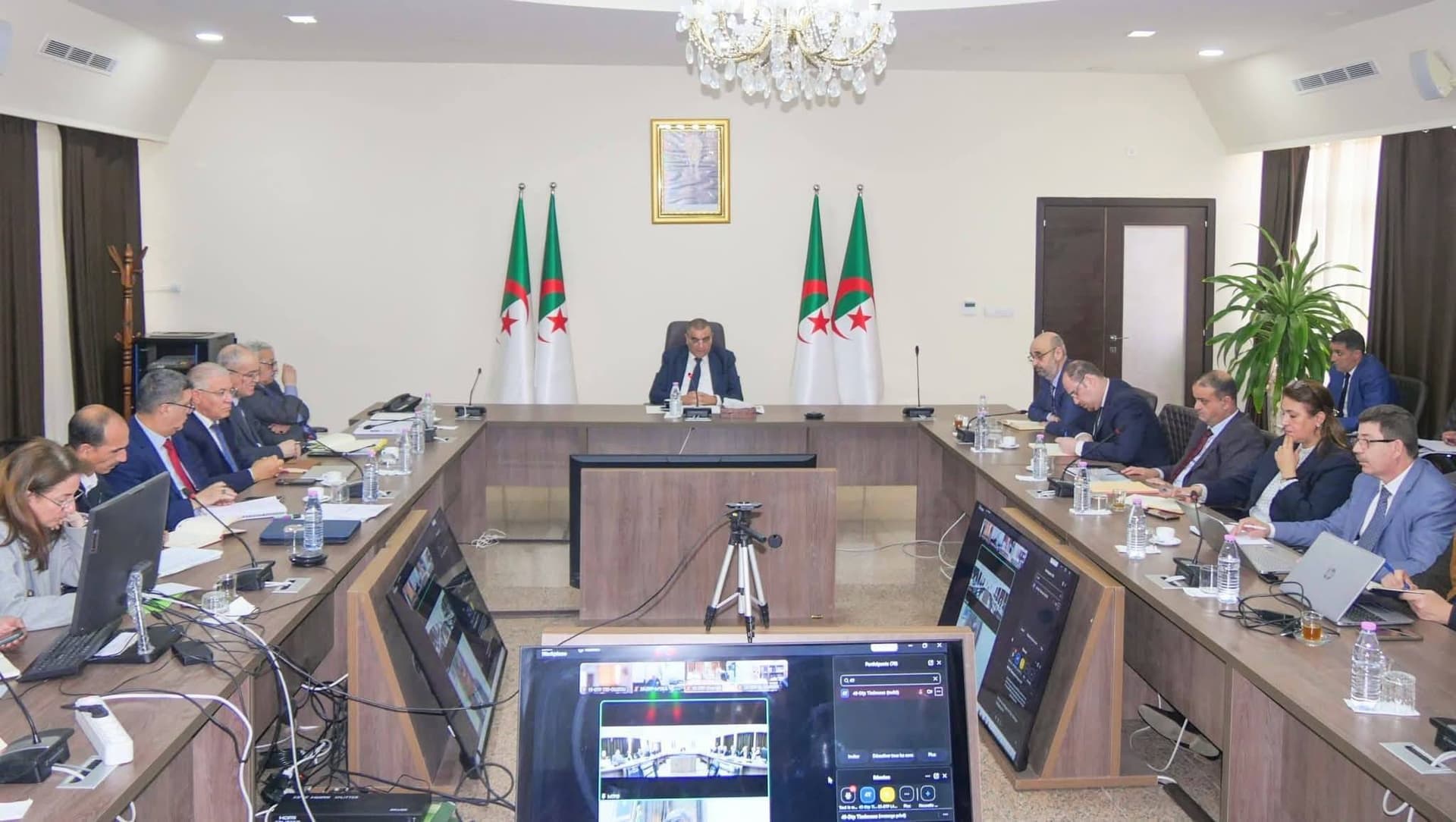 جلاوي يترأس اجتماعا لمتابعة مشاريع القطاع وبرنامج 2026