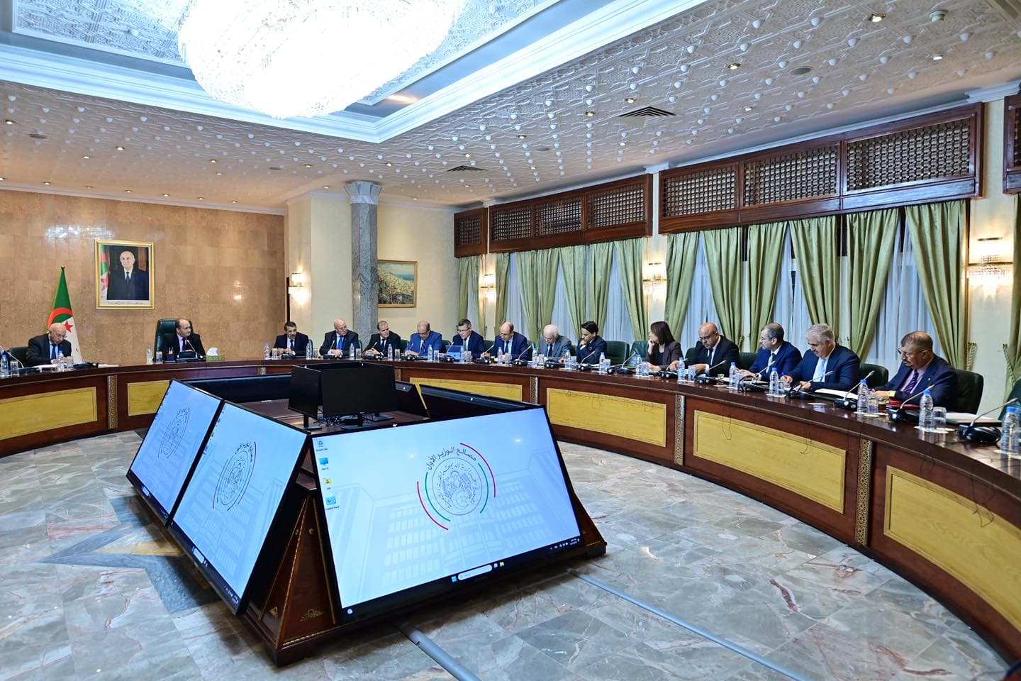 الوزير الأول يشرف على اجتماع عمل لمتابعة تنفيذ عقود الاستثمار مع الشركاء الأفارقة