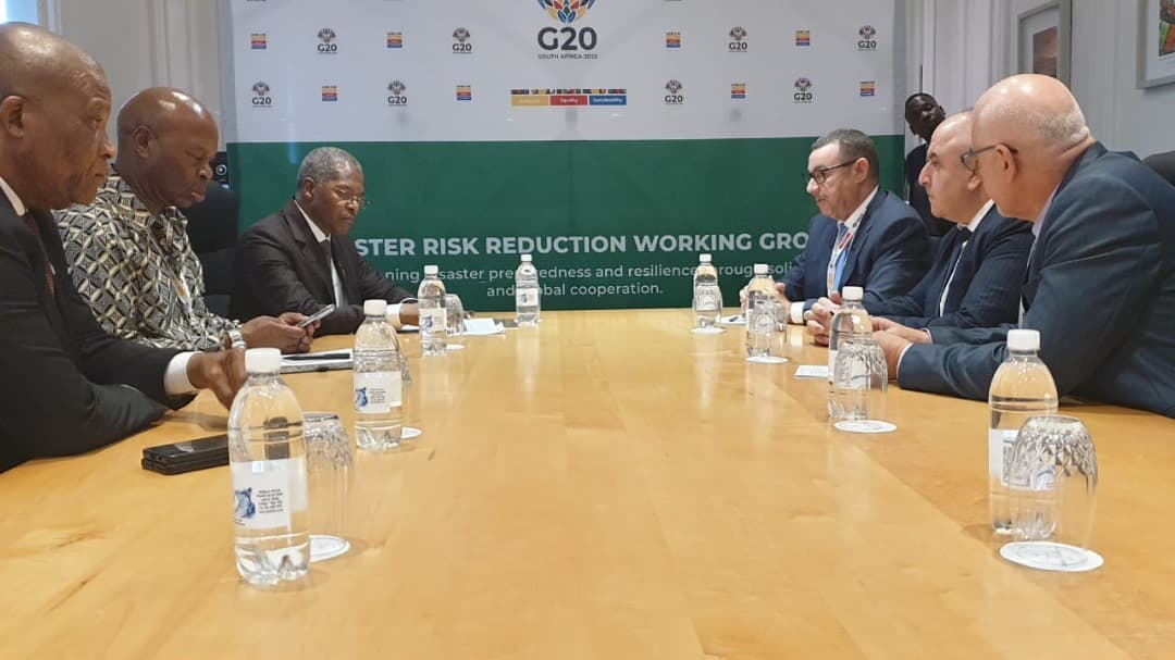 السيد سعيود يلتقي بكيب تاون وزير الحوكمة التعاونية والشؤون التقليدية لجنوب إفريقيا