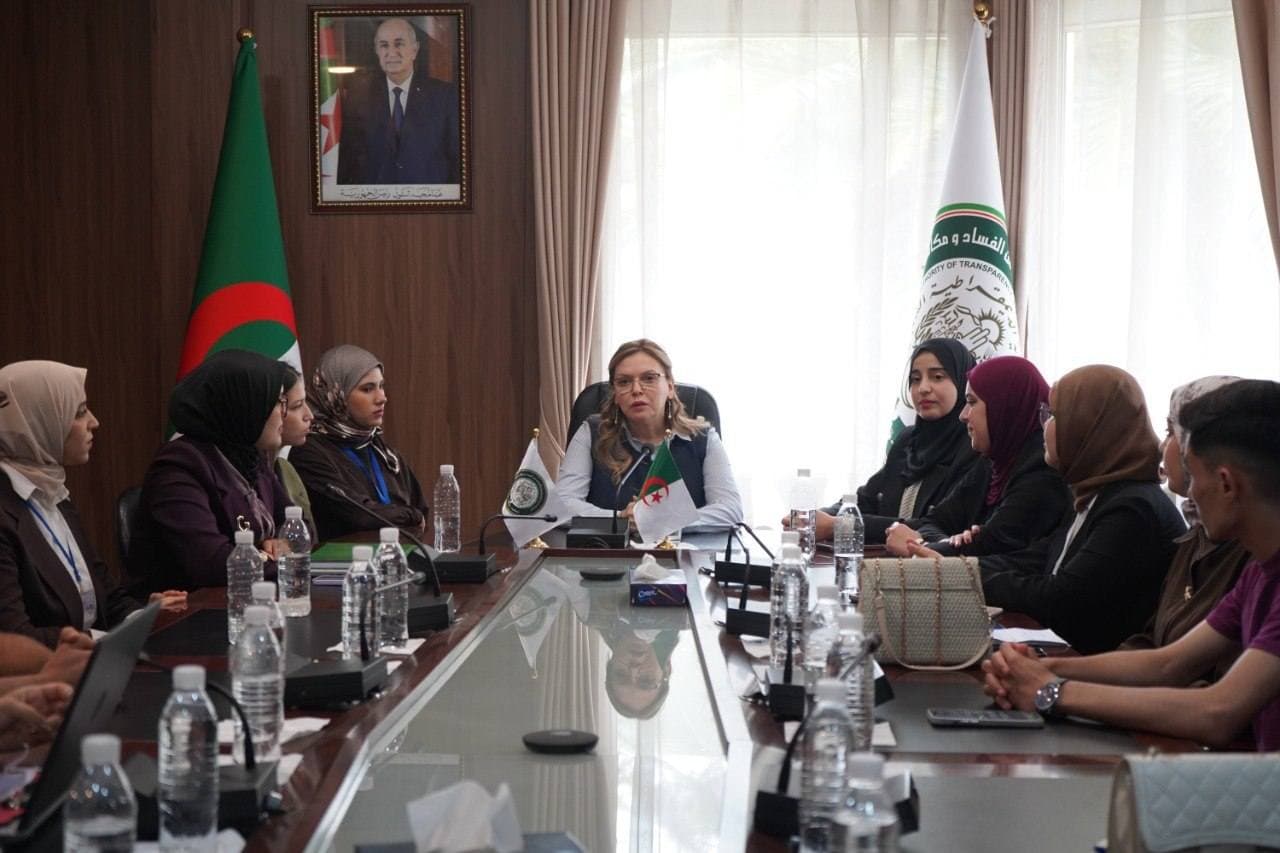 طلبة من المدرسة الوطنية العليا للمناجمنت في زيارة إلى مقر السلطة العليا للشفافية والوقاية من الفساد ومكافحته 