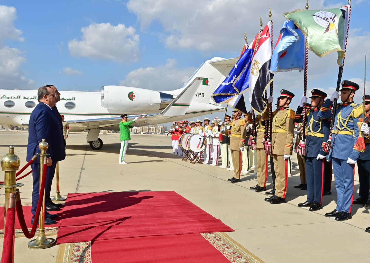 الوزير الأول يحل بمصر في زيارة رسمية