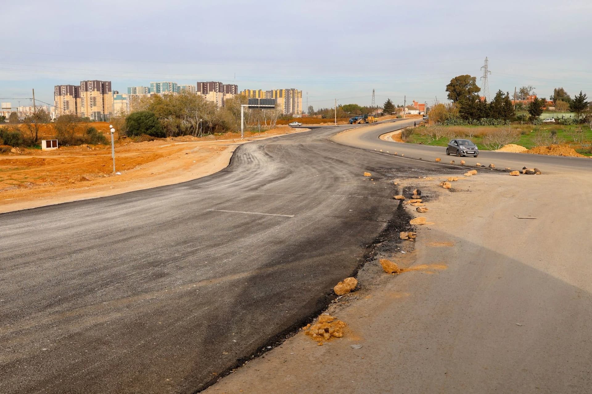 رابحي يتفقد أشغال الشطر الثاني لمشروع الطريق السريع بين مركب "محمد بوضياف" وبلدية خرايسية