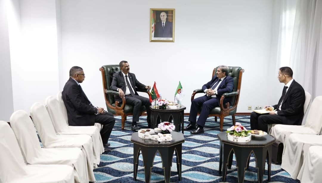 السيد بوعمامة يتباحث مع نظيره الموريتاني سبل تعزيز العلاقات الثنائية في  مجال الإعلام والاتصال