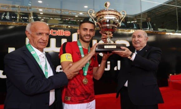 رئيس الجمهورية يسلم الكأس لقائد فريق اتحاد الجزائر