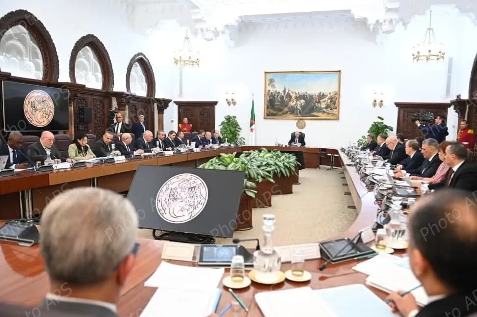 رئيس الجمهورية يأمر بسحب كل الحافلات التي تجاوز عمرها 25 سنة في مهلة أقصاها 
