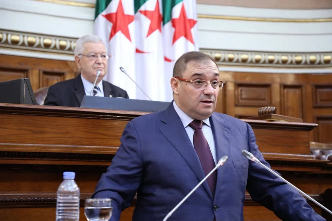 وزير العدل يعرض نص قانون القضاء العسكري