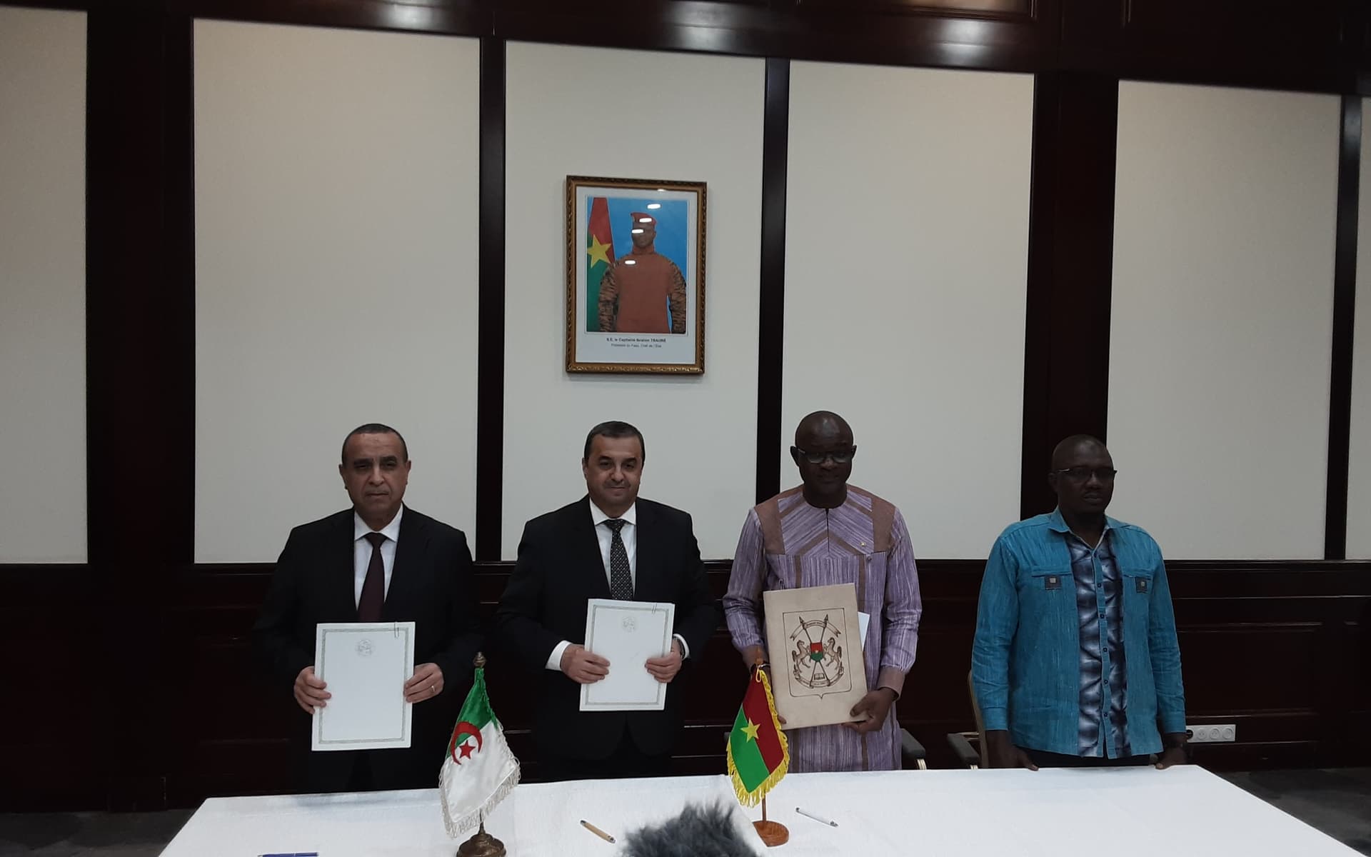 التوقيع على محضر مباحثات في مجالات المحروقات والطاقة والمناجم والتكوين