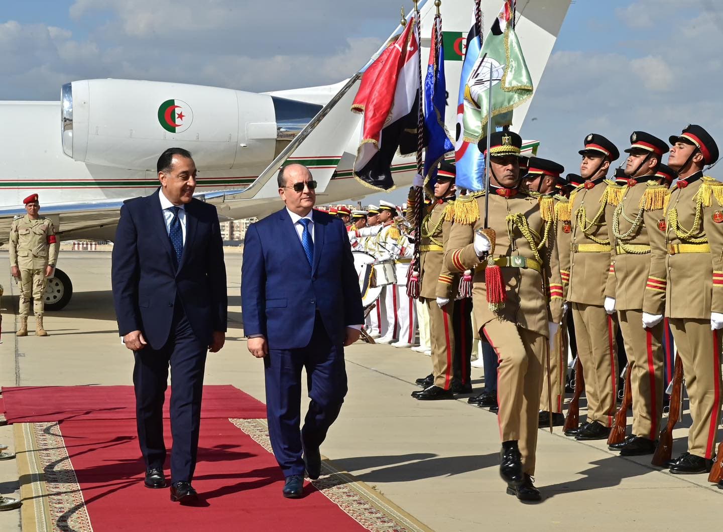 الوزير الأول يحل بمصر في زيارة رسمية