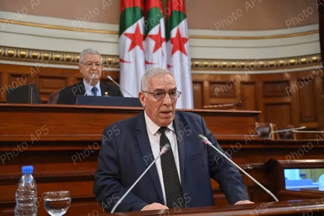 الجزائر, 12 أبريل 2026 (وأج) - صادق أعضاء مجلس الأمة, بعد ظهر اليوم الأحد,  على نص قانون تجريم الاستعمار الفرنسي في الجزائر, وفقا لتقرير اللجنة  المتساوية الأعضاء حول الأحكام محل الخلاف بين غرفتي البرلمان. 	وجرى التصويت في جلسة علنية ترأسها رئيس المجلس, السيد عزوز ناصري, بحضور  وزير المجاهدين وذوي الحقوق, السيد عبد المالك تاشريفت ووزيرة العلاقات مع  البرلمان السيدة نجيبة جيلالي. 	وفي تعقيب له بعد المصادقة, وصف السيد تاشريفت هذا النص بـ "الرد الأسمى  للشعب الجزائري, عبر ممثليه, على مستعمر الأمس وغلاته الذين ارتكب أسلافهم في  حق أرضنا وشعبنا جرائم تشمئز منها الذاكرة الإنسانية, ستظل لعنة تاريخية تلاحق  المحتلين". 	وبعد أن ذكر بأن "الحق في الذاكرة لا يسقط بالتقادم", جدد الوزير التأكيد بأن  "الجزائر المنتصرة تكفل استعادة الحقوق بصلابة التشريع وفرض  سيادة القانون".  	كما ثمن بالمناسبة الجهود التي بذلتها اللجنة المتساوية الأعضاء ومساهمتها في  "تعزيز صياغة هذا النص التشريعي حتى يكون صرحا قانونيا قويا وحصنا للذاكرة  الوطنية لا يطاله أي تأويل". 	يذكر أن اللجنة التي تم تشكيلها بين غرفتي البرلمان لمعالجة الأحكام محل  الخلاف في نص قانون تجريم الاستعمار الفرنسي في الجزائر, ركزت في تقريرها على  "تدقيق المصطلحات ورفع أي لبس محتمل وتحقيق التناسق بين مختلف ال مواد بما  يتواءم ومسعى تكريس الموقف السيادي للدولة الجزائرية في ملف الذاكرة", باعتبار  أن هذا النص يجسد "انتقال مطلب الاعتراف الرسمي بالجرائم الاستعمارية من نطاق  الالتزام الأخلاقي أو الرمزي إلى إطار قانوني ومؤسساتي واضح".  	كما عكفت اللجنة على "تأطير المسؤوليات التاريخية والقانونية بما يعكس جسامة  الانتهاكات المرتكبة إبان الحقبة الاستعمارية ويؤسس لمقاربة قانونية رصينة,  قوامها الاعتراف بالحقيقة والإنصاف وحفظ الحقوق, وهذا بما ينسجم مع الموقف  الرسمي الثابت للدولة في معالجة ملف الذاكرة". 	من جهته, أبرز رئيس مجلس الأمة, في ختام الجلسة, الأهمية التي يكتسيها هذا  القانون الذي "لم يكن استعراضا سياسيا, بل ضرورة وطنية", مثلما قال, معتبرا  المصادقة عليه بمثابة "تكريم الجزائر المنتصرة لتضحيات وبطولات شهدائها  ومجاهديها". 	تجدر الإشارة إلى أنه قبل جلسة التصويت, قام رئيس مجلس الأمة رفقة وزير  المجاهدين وذوي الحقوق و وزيرة العلاقات مع البرلمان بزيارة المعرض المقام  ببهو المجلس, والذي يوثق لجرائم فرنسا الاستعمارية في حق الجزائريين.(وأج).