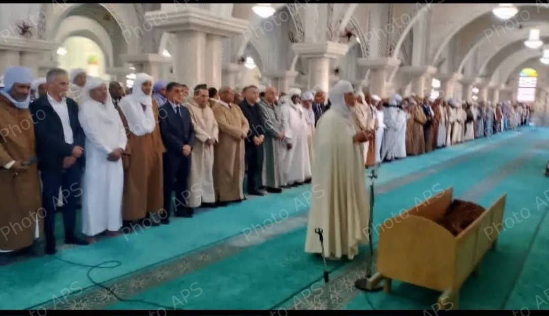 أدرار، 11 يناير 2026 (وأج) - ووري جثمان الفقيد الحاج محمد عاشور خرازي، أحد أعيان الولاية، الثرى مساء اليوم الأحد بمقبرة مدينة أدرار.

وتم أداء صلاة الجنازة على الفقيد بمسجد الشيخ سيدي محمد بلكبير بمدينة أدرار، بحضور السلطات الولائية وأسرة الفقيد وجمع غفير من المواطنين.

وعُرف الفقيد الحاج محمد عاشور خرازي، وهو أحد أعيان ولاية أدرار، بإسهاماته البارزة في ترقية قطاع السياحة بالجنوب، من خلال جهوده الميدانية في الترويج للسياحة الصحراوية ومرافقة السياح والإعلاميين في التعريف بما يزخر به جنوب الجزائر من تنوع طبيعي ومعالم أثرية، حسبما أفاد به متعاملون ومهنيون في القطاع.

وقد بعث رئيس الجمهورية، السيد عبد المجيد تبون، برسالة تعزية لأسرة الفقيد، أشاد فيها بدوره البارز في ترقية السياحة بالجنوب الجزائري.